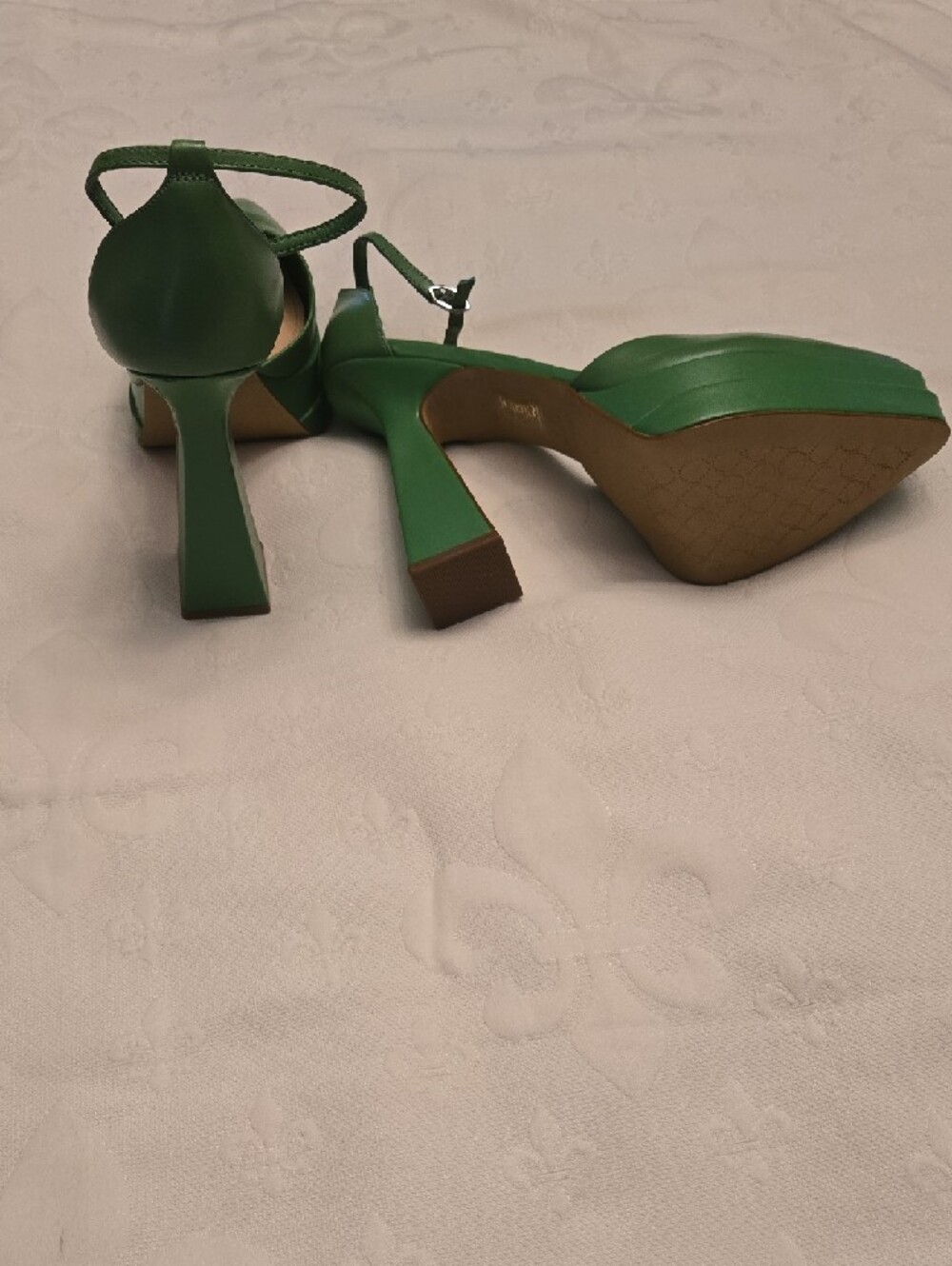 Shoes - Picture 7 of 8